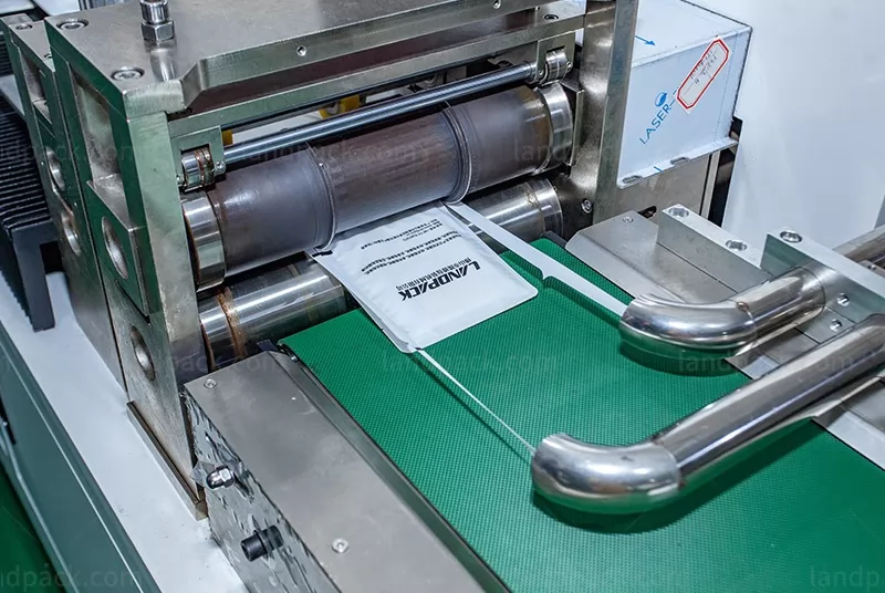 4 side seal packaging machine