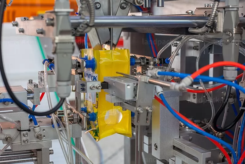 snacks packing machine