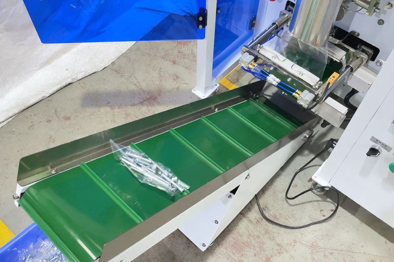 Automatic Gummy Counting Packing Machine With 10 Vibrating Feeder