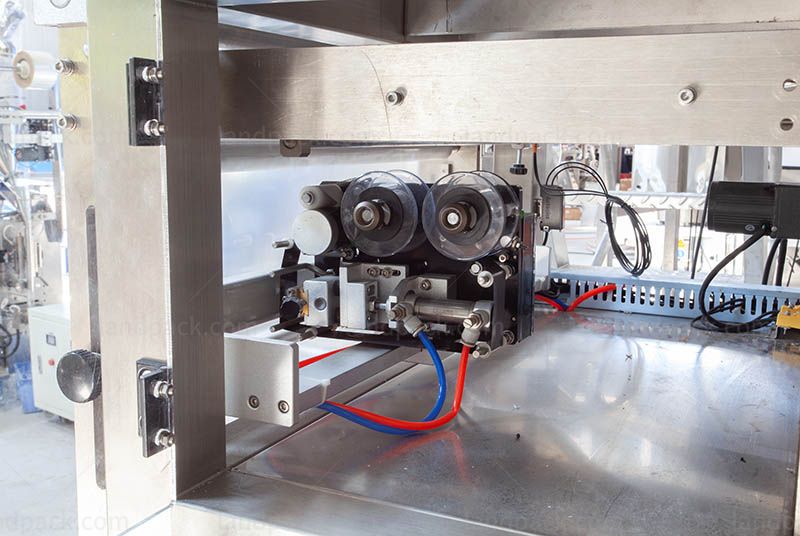 Automatic Ice Cubes Vertical Pouch Filling Weighing Packaging Machine